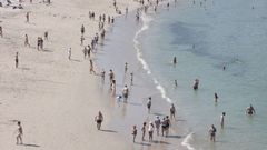 Buen tiempo en la playa del Orz�n de A Coru�a.