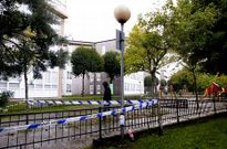 La farola en la que muri� Anna Nieto, precintada tras el accidente, en el parque de Vite. 