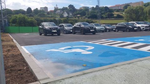 Coches estacionados este viernes en el nuevo espacio de aparcamiento del estadio.