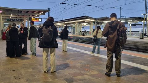 Pasajeros esperando un tren en la estaci�n de Santiago, durante el primer d�a de huelga de maquinistas