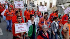 Los trabajadores recorrieron las calles de Carballo y se concentraron en la plaza del Concello.