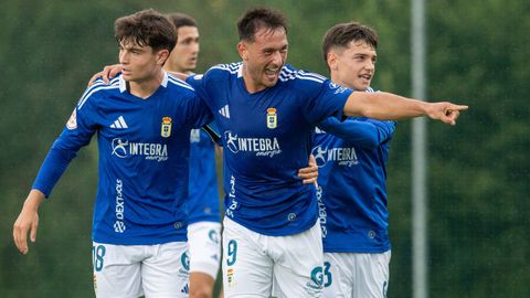 Castri, Ivn Gonzlez y Diego Menndez celebran un gol del Vetusta