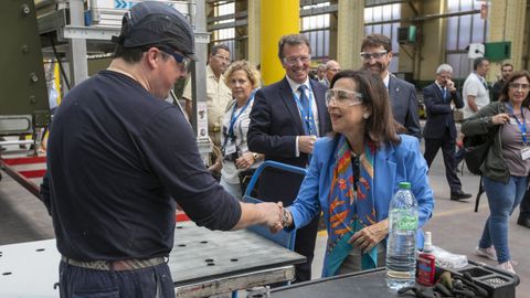 La ministra de Defensa, Margarita Robles, conversa con un trabajador durante una visita a la f�brica General Dinamics, a 9 de septiembre de 2022, en Trubia, Asturias