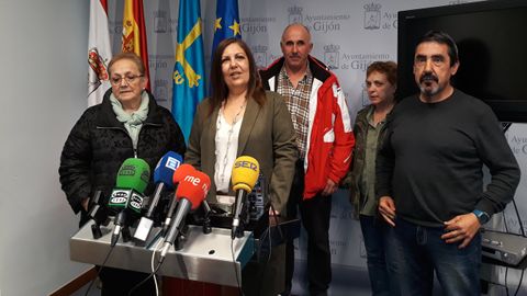 La concelaja del PSOE, Marina Pineda, junto a representantes de los propietarios afectados por la demora de las ayudas a la rehabilitaci�n de fachadas