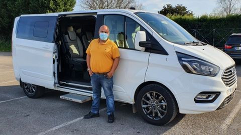 David Fern�ndez, junto con su nuevo taxi