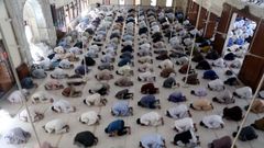 Un grupo de fieles paquistan�es reza en una mezquita de Karachi, manteniendo cierta distancia de seguridad