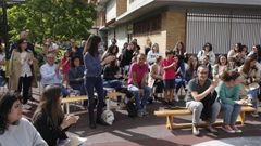 Xes�s Fortes (en el centro de la imagen con polo rosa), sorprendido en el momento que se descubre que su nombre es el elegido para bautizar el huerto