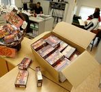 Cajas con zamburi�a envasada en la lonja de Ferrol.