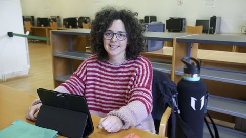 Xulia Vidal Ibez, opositora en la biblioteca de Ferrol