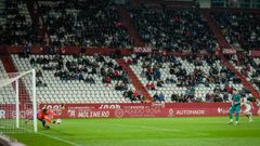 El portero del Albacete atrapa el disparo de penalti de �lvaro Gim�nez.
