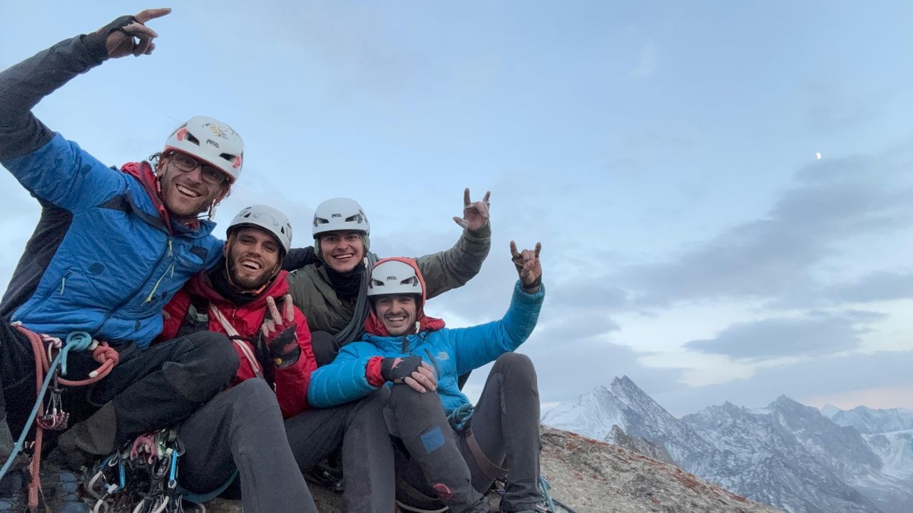 La gesta de un bombero de Navantia que coronó la Perestroika Crack, en Kirguistán: «A escalada ensínache cousas guapas para a vida»