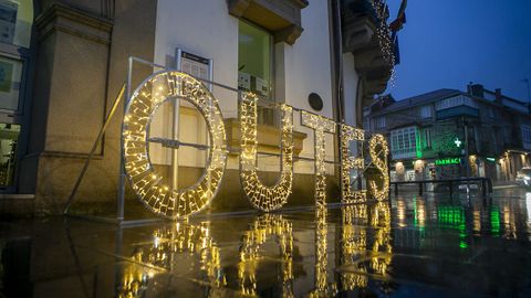 Las luces de Navidad ya brillan en Outes.