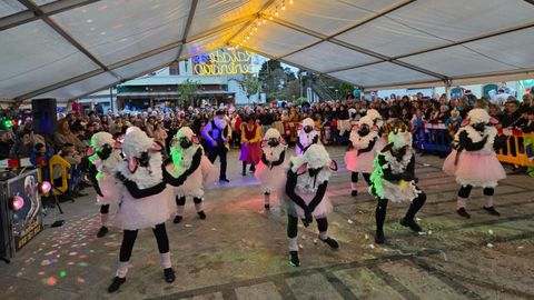 En R�bade tuvo lugar el concurso de disfraces de ni�os y adultos.