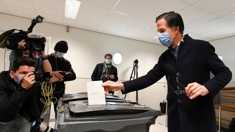 El primer ministro holand�s Mark Rutte deposita su voto en la urna