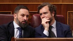 Santiago Abascal e Iv�n Espinosa de los Monteros conversando en el hemiciclo