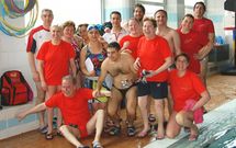 Los integrantes del Fogar, en la piscina �lvaro Pino de Ponteareas.