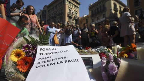 Muchas personas han empezado a depositar mensajes y velas en el mosaico en las Ramblas de Barcelona despus del atentado ocurrido ayer