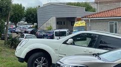 Caos de tr�fico en el entorno del centro de salud de Baltar, en Portonovo