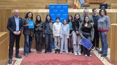 Los jvenes laracheses con el alcalde, Jos Manuel Lpez, y la edila de Servizos Sociais, Roco Lpez, en el Parlamento autonmico.