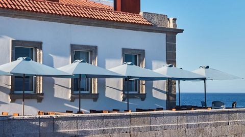 La terraza de Faro Pequeno tiene unas maravillosas vistas al infinito oce�no Atl�ntico y a las islas C�es.