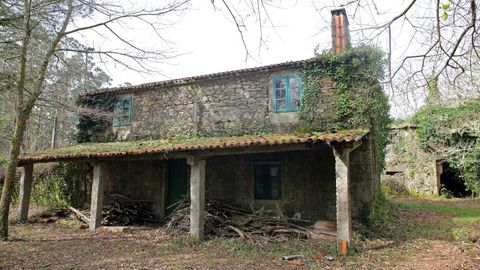 Un recorrido por la aldea abandonada de Mato, en Noia