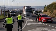 Control de la Guardia Civil en la N-525, en O Viso (Coles), dentro de la campaa de vigilancia del uso del mvil.