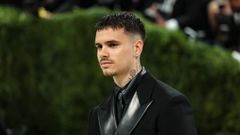 Romeo Beckham posa en la Met Gala del pasado mayo