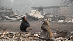Hansel Valentine, ante los escombros a los que qued� reducidad su casa en Estacada, Oreg�n
