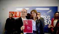 V�zquez Barquero y Pilar Cancela, en la comparecencia en la sede del PSOE. 