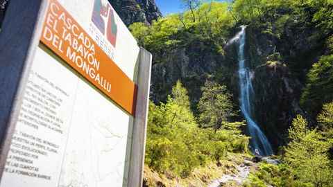 Senderista a los pies de la cascada de El Tabayn del Mongallu