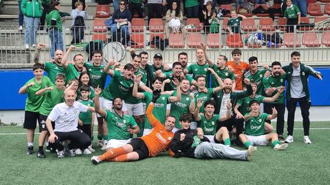 La fiesta del equipo burelense comenzó sobre el césped de O Sangoñedo.