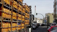 Un cambi�n con bombonas circulando por la traves�a de Meicende.