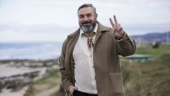 Rober Bodegas paseando pola praia de Razo, en Carballo