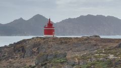 Imagen del faro rojo en punta Robaleira.