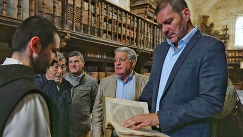 El conselleiro Jos� L�pez Campos (dcha.), durante su visita al monasterio de Oseira.