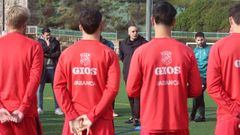 Per, de fondo, en el centro de la imagen de su primer entrenamiento con el equipo de Tercera RFEF la presente temporada