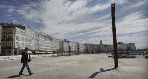 Imagen del tramo de la Marina abierto al p�blico, en el que se ven los 25 arboles situados donde estaba Turismo. 