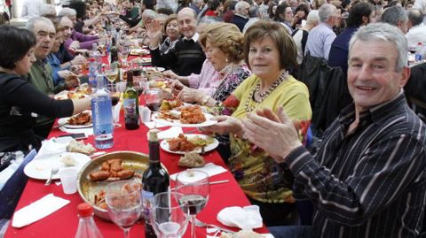 O Barco se rindi al botelo.Ms de mil personas asistieron a la comida en el pabelln