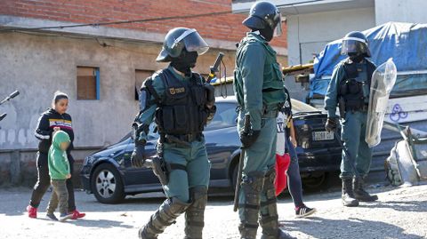 Operativo antidroga de la Guardia Civil en el poblado de O Vao