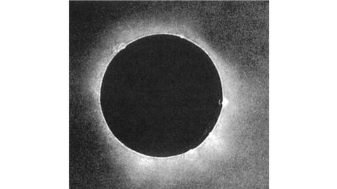 En 1851 el fot�grafo Berkowski consigui� hacer la primera fotograf�a del Sol eclipsado