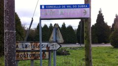Un cartel indicando la direccin del lugar de Portomeiro, en Val do Dubra
