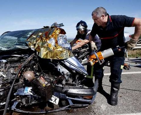 Una intervenci�n reciente de los bomberos de Monforte en un accidente de tr�fico.