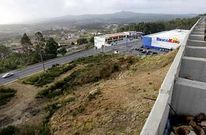 Siguiendo el curso del vial comarcal se instalaron recientemente naves del ramo de los servicios.