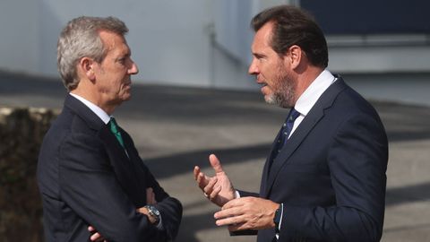 El presidente de la Xunta, Alfonso Rueda, y el ministro de Transportes, Óscar Puente.