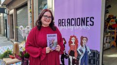 Esperanza Villanueva, con el libro que acaba de publicar, Relaciones Peligrosas