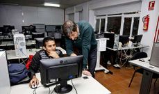 Alumnos de 1� de bachillerato del centro, el jueves, en la asignatura de TIC junto al director de la escuela, Carlos Medina.
