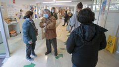 Colas de usuarios en el centro de salud de Sanxenxo.