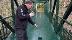 Trabajos de reparaci�n de la pasarela del r�o Arenteiro, en O Carballi�o.