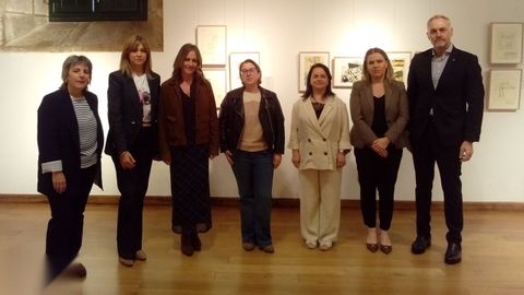 La concejala eumesa Alejandra Bell�n, en el centro, y representantes de ABANCA y Afundaci�n, en la inauguraci�n de la muestra, el jueves