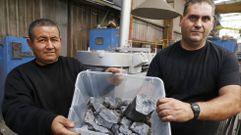 Dos t�cnicos de Rey Bronze Castings muestran el silicio fabricado sin carb�n.